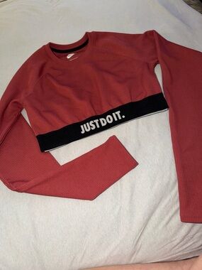 Nike Cropped Long Sleeve Top - Brick/Black